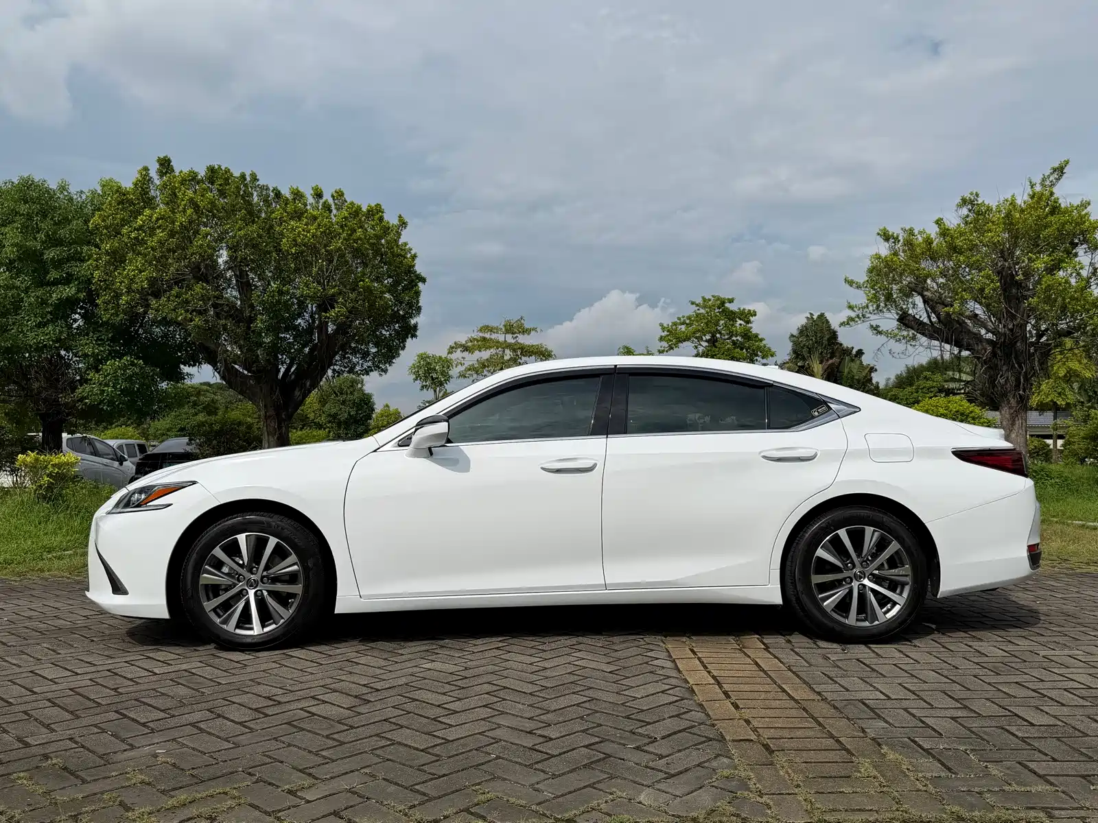 Фото 22 - Lexus ES