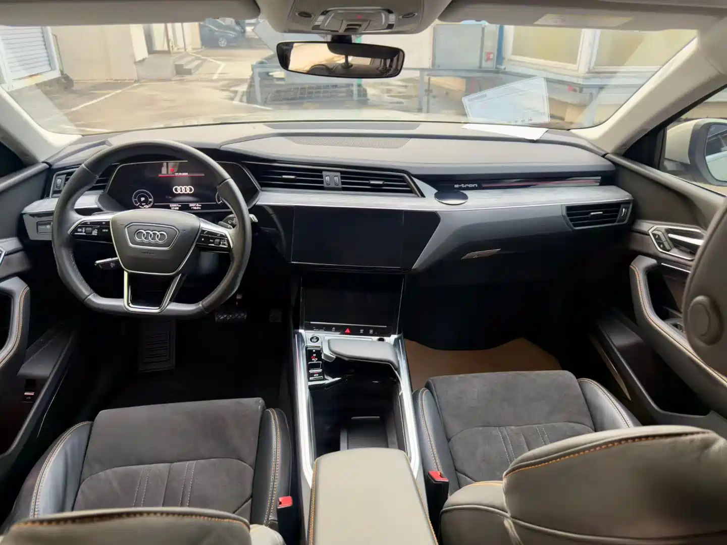 Photo 5 - Audi e-tron