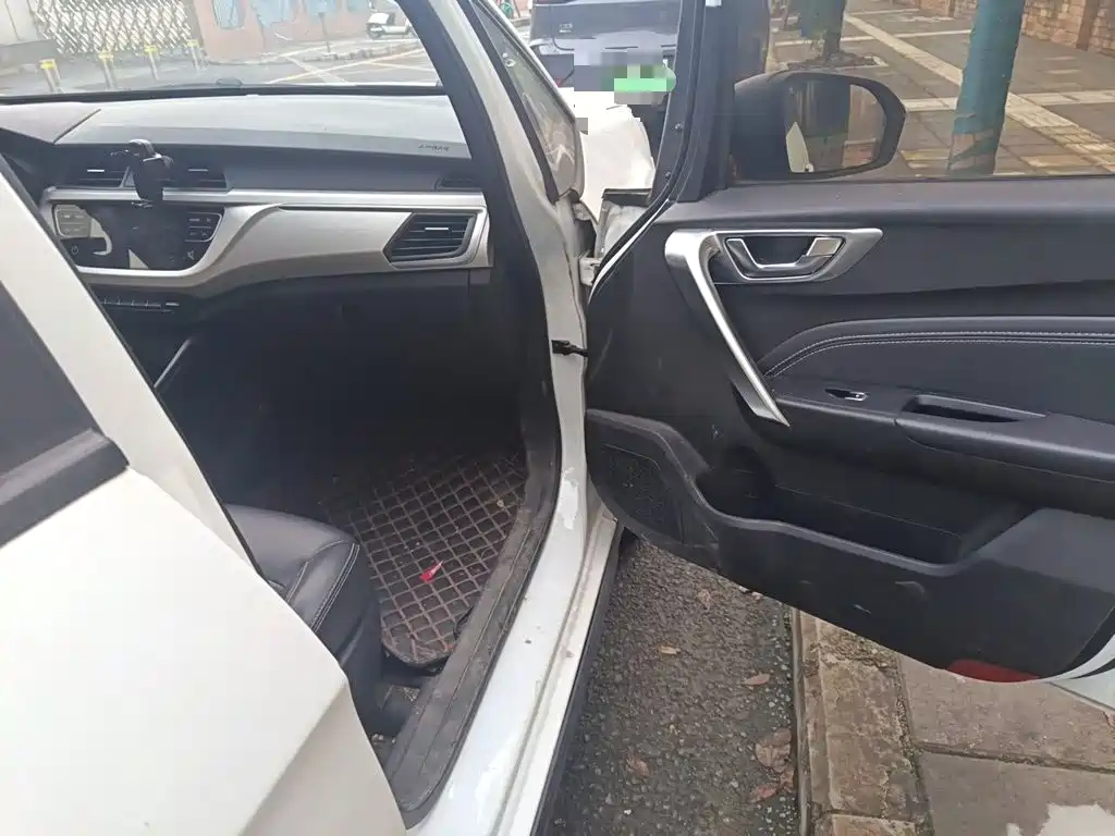 Фото 18 - Geely Vision X3
