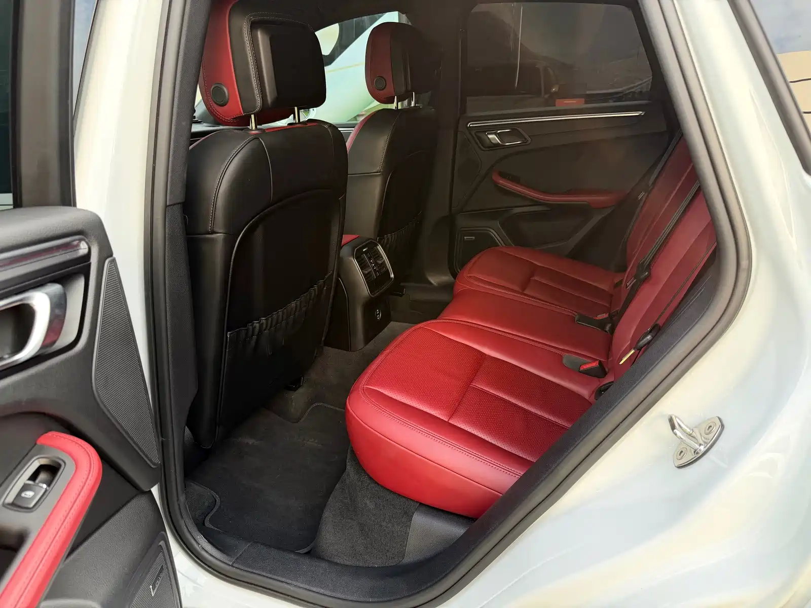 Photo 19 - Porsche Macan