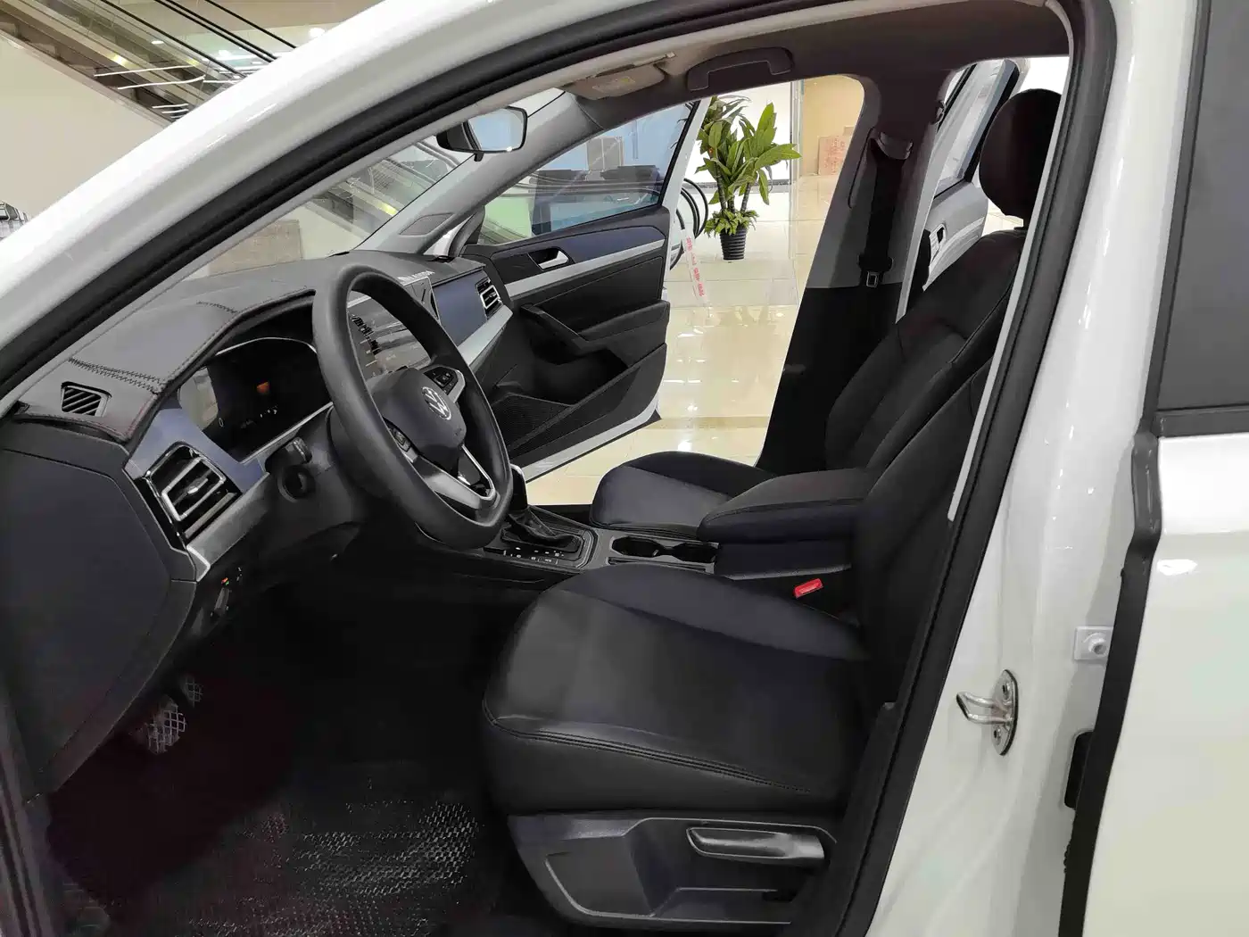 Volkswagen Lavida 2023 Facelift 1.5L Auto Comfort Edition фото 7