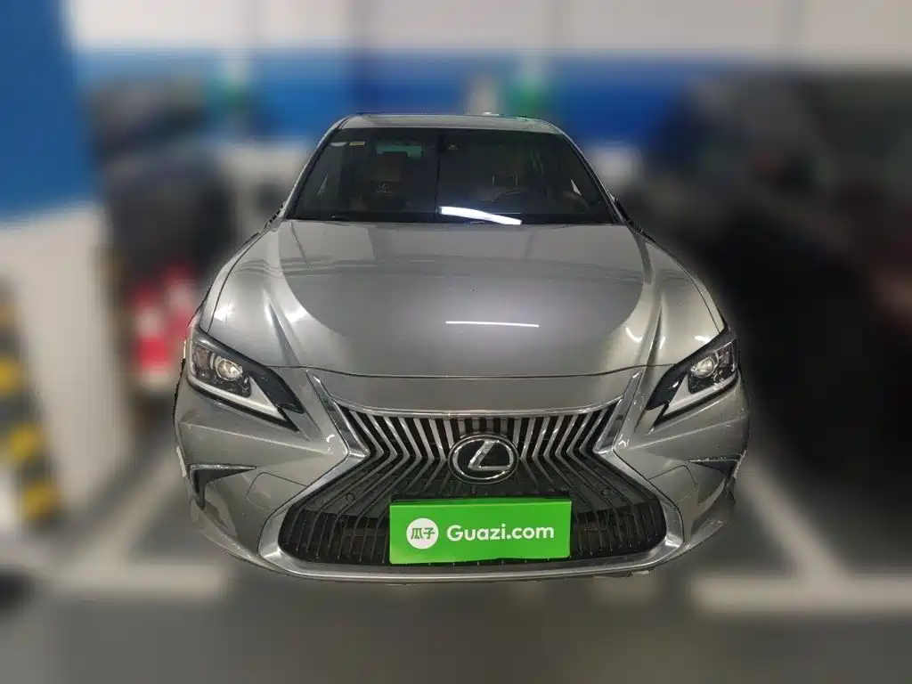 Фото 23 - Lexus ES