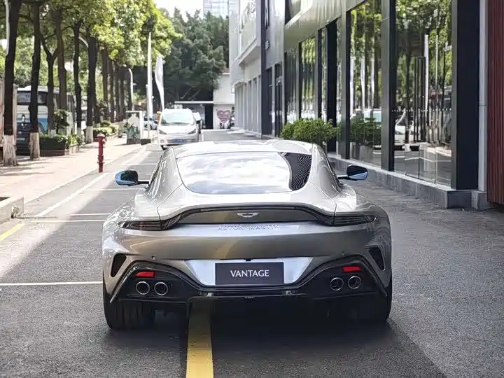 Aston Martin V8 Vantage 2025 2024 4.0T V8 Coupe