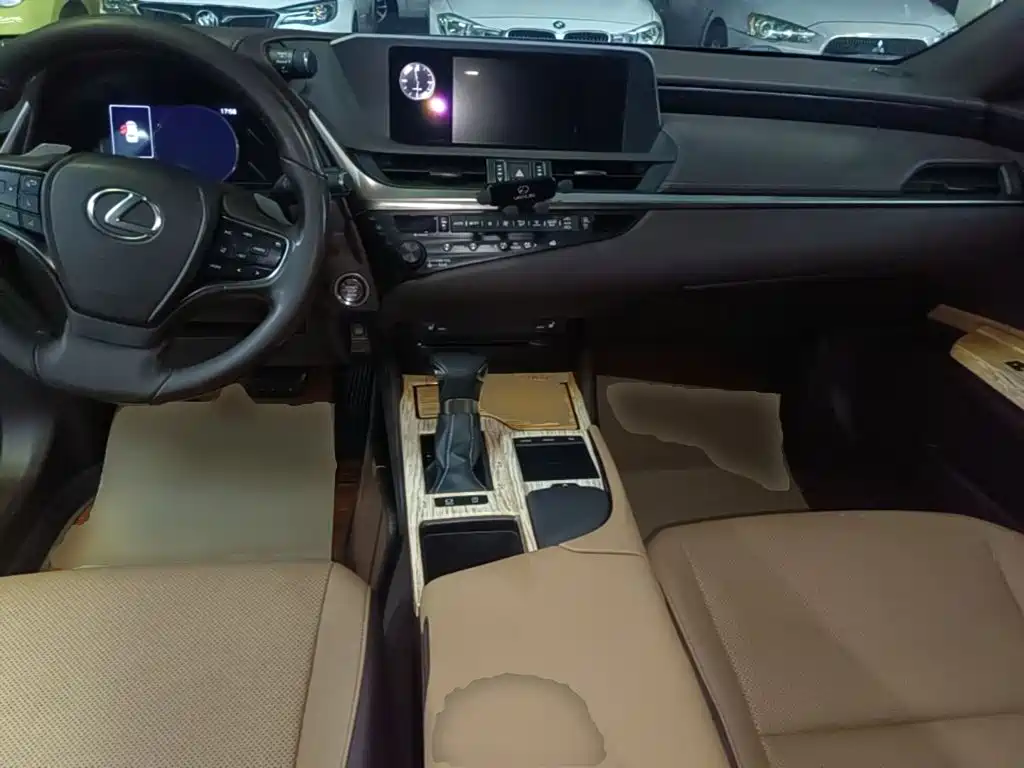 Photo 10 - Lexus ES