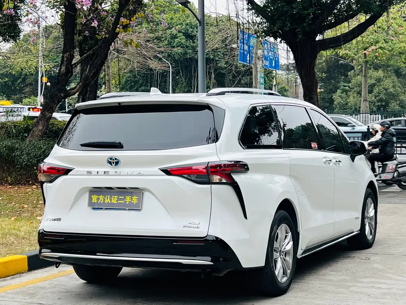 Toyota Sienna 2021 2.5L Hybrid Luxury Edition фото 4