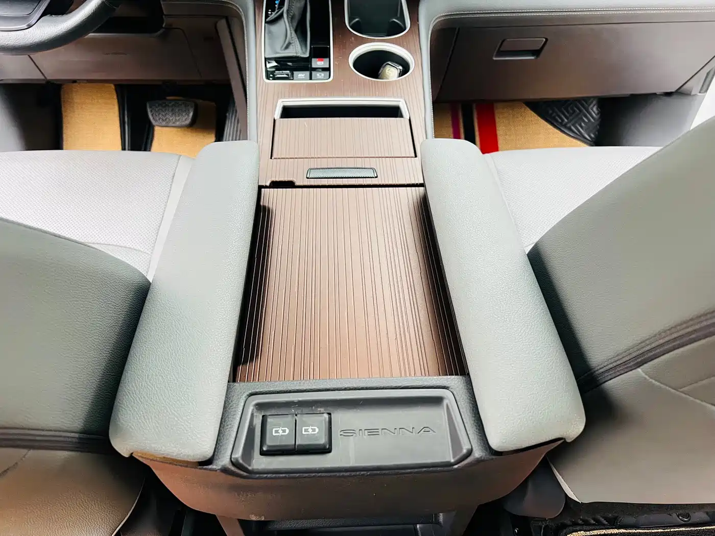 Toyota Sienna 2021 2.5L Hybrid Luxury Edition фото 16