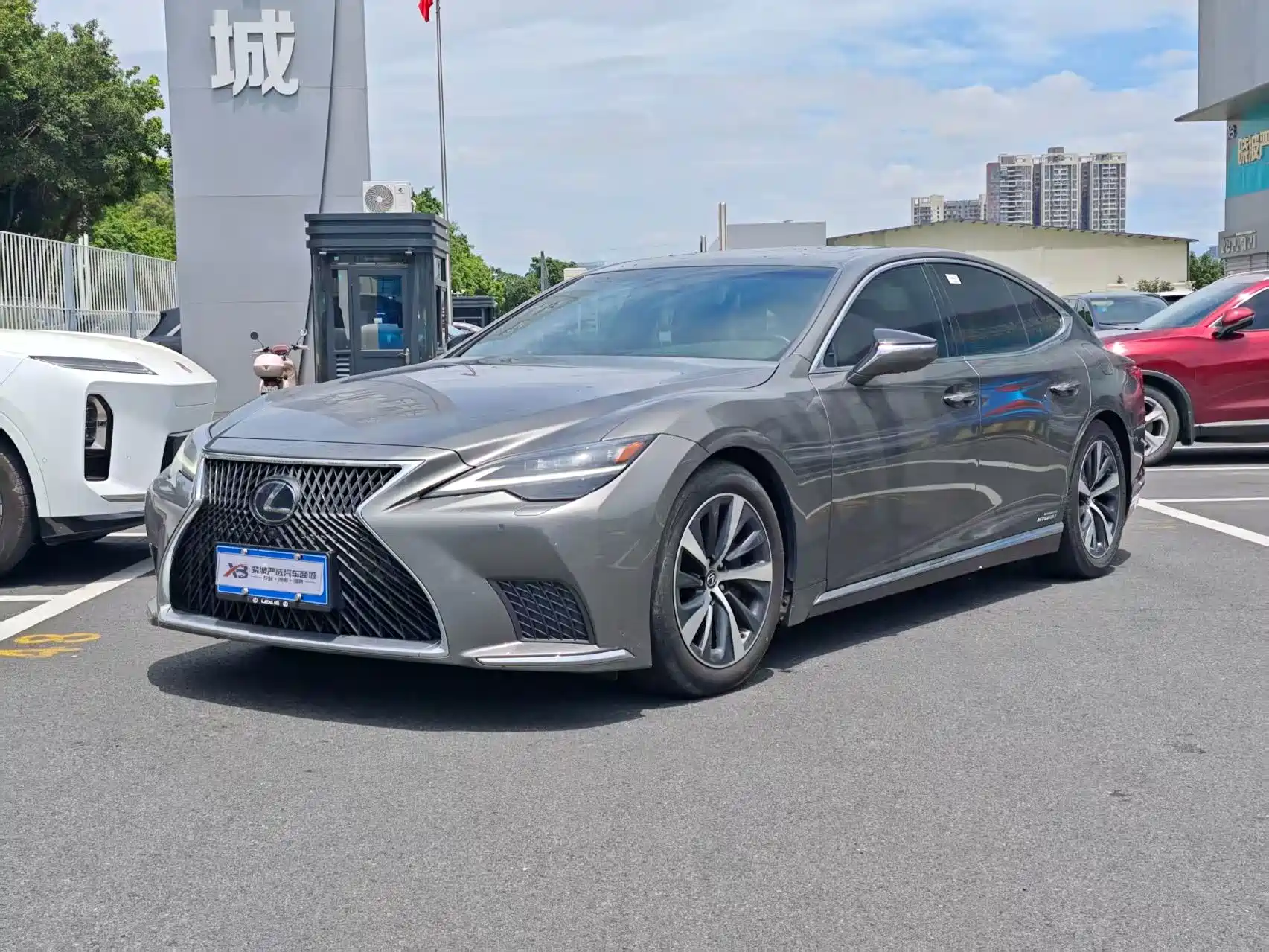 Фото 1 - Lexus LS