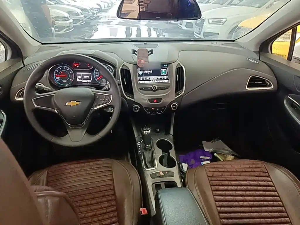 Photo 10 - Chevrolet Cruze