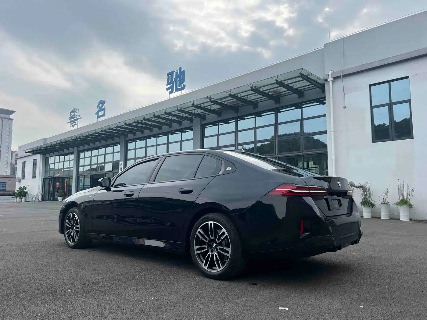 BMW 5 Series 2025 530Li Leading M Sport Package фото 7
