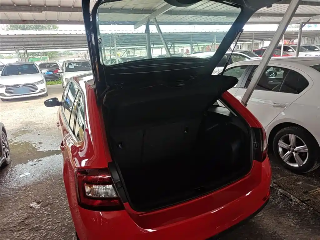Škoda Skoda Rapid Spaceback 2016 1.6L Automatic Smart Edition фото 19