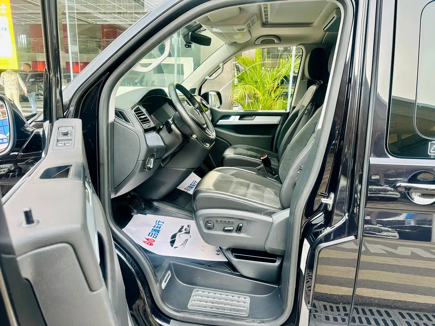 Volkswagen Multivan 2017 2.0TSI AWD Premium Edition 7-Seater фото 5