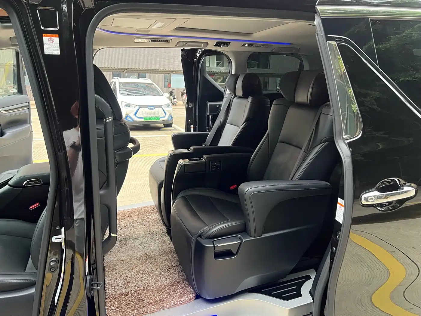 Toyota Vellfire 2019 Hybrid 2.5L HV Luxury Edition фото 8