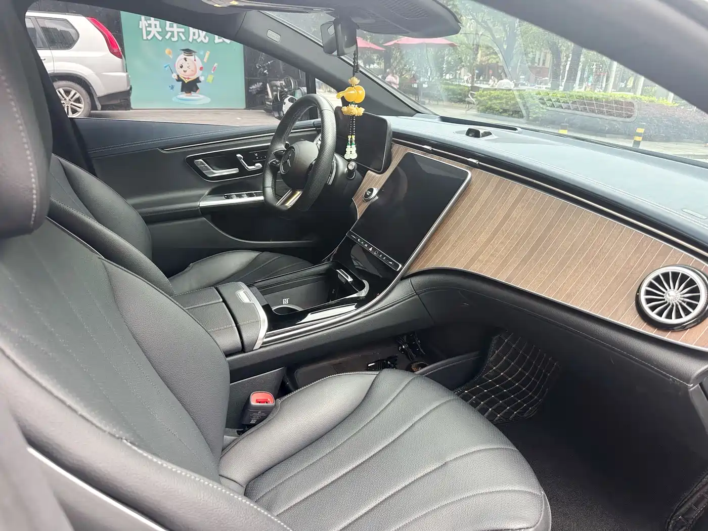 Mercedes-Benz EQE 2022 350 Luxury Edition фото 13