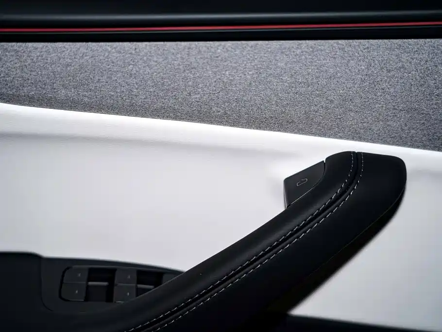 Tesla Model Y 2026 2025 Rear-Wheel Drive