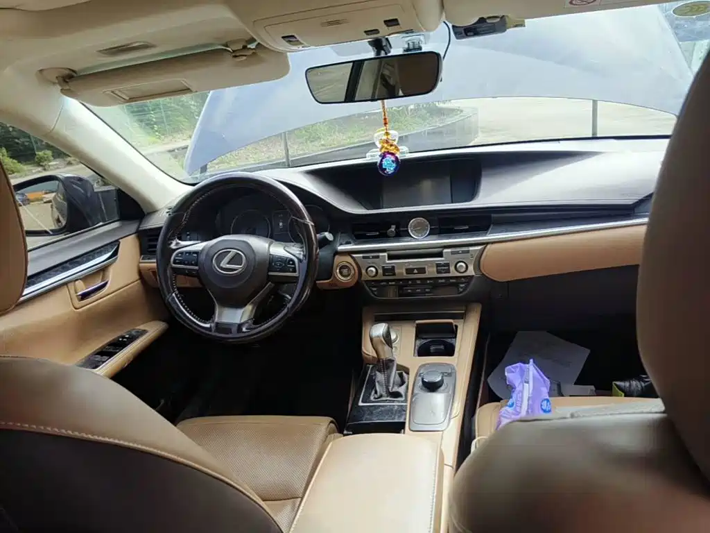 Photo 12 - Lexus ES