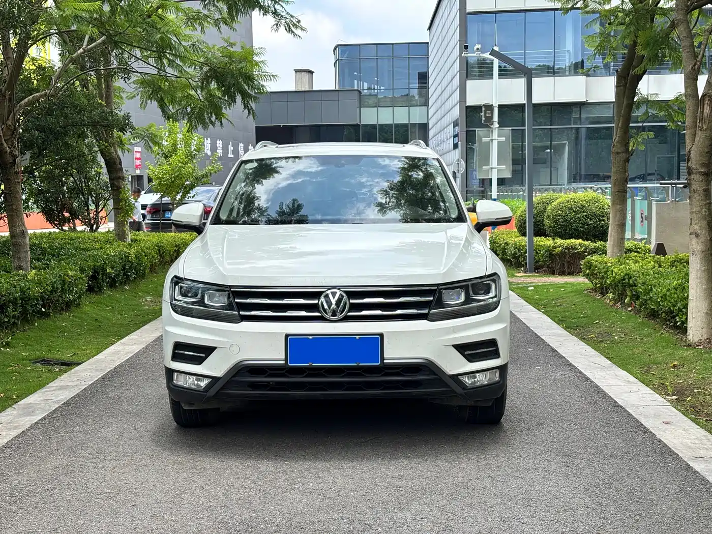 Photo 2 - Volkswagen Tiguan L