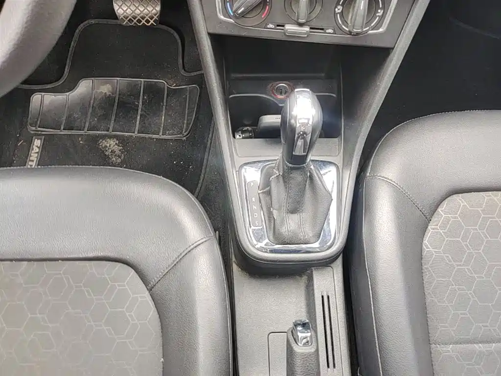 Volkswagen Santana 2015 1.6L Automatic Comfort Edition фото 14