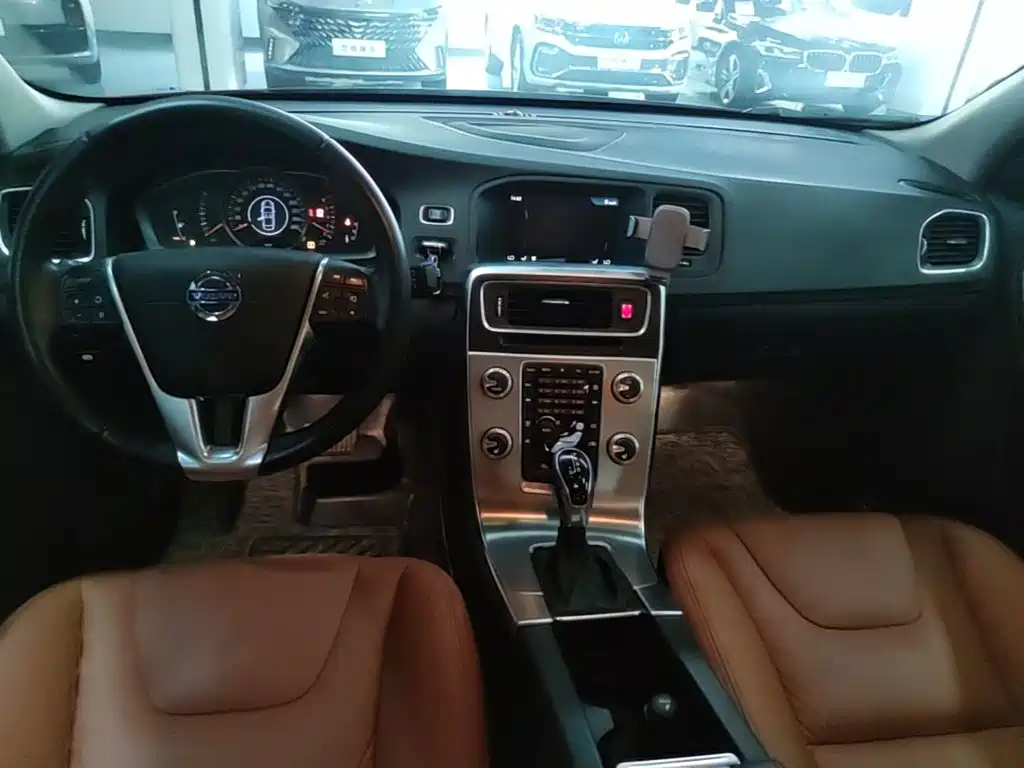 Фото 10 - Volvo S60
