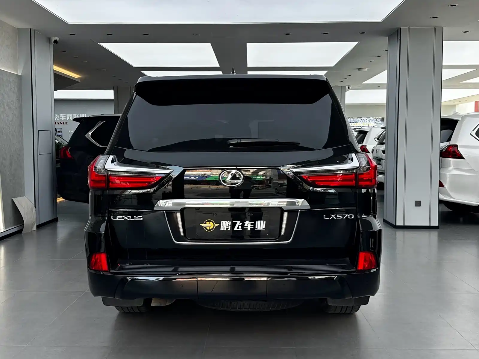 Фото 3 - Lexus LX