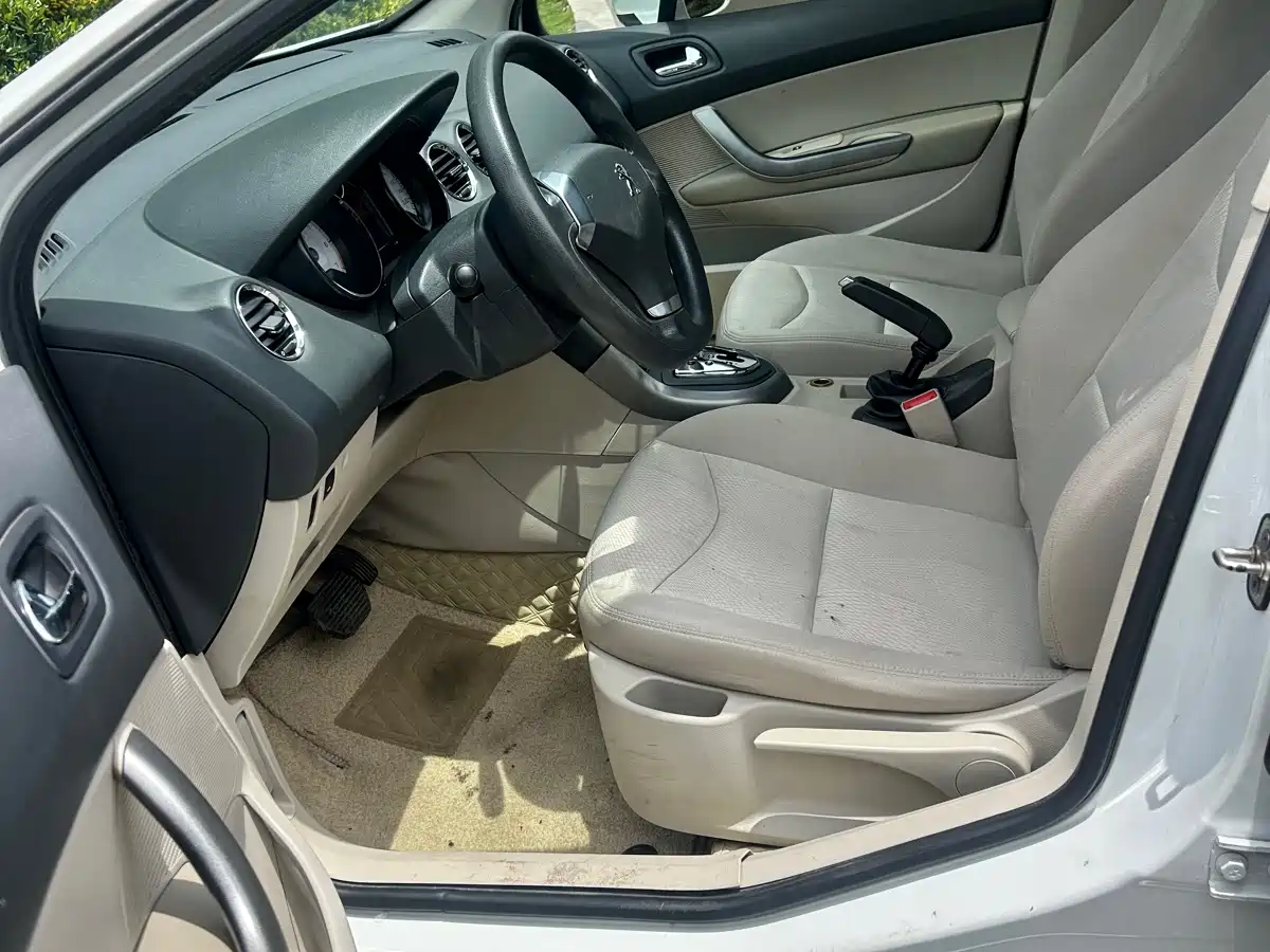 Peugeot 408 2013 2.0L Automatic Comfort Edition фото 6