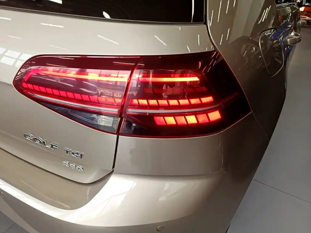 Photo 8 - Volkswagen Golf