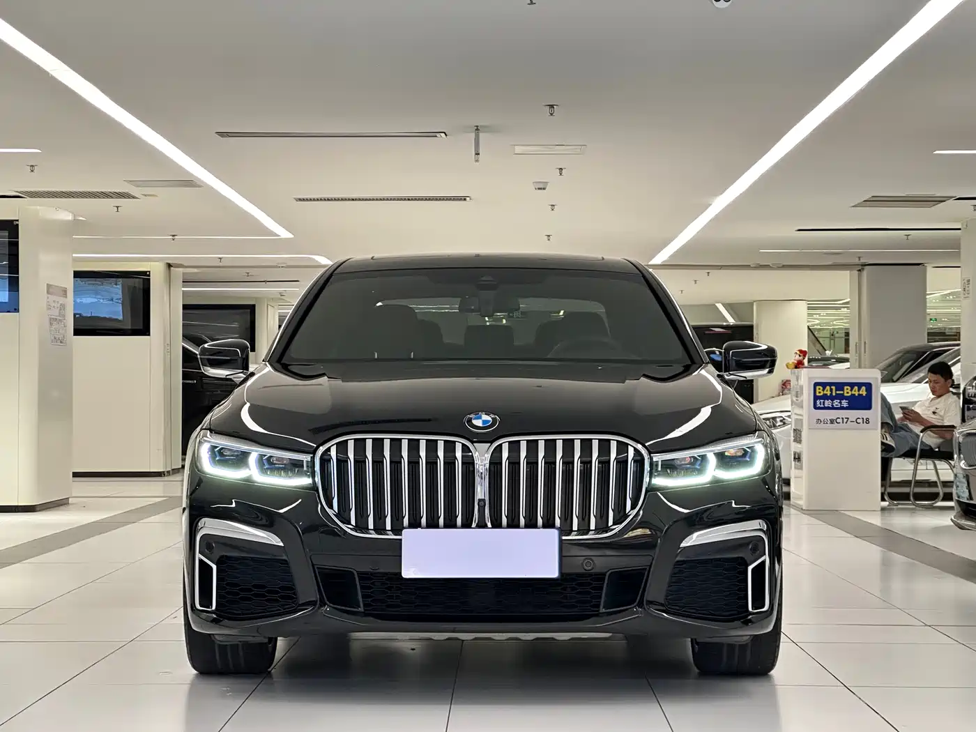 BMW 7 Series 2019 740Li Exclusive M Sport Package фото 2