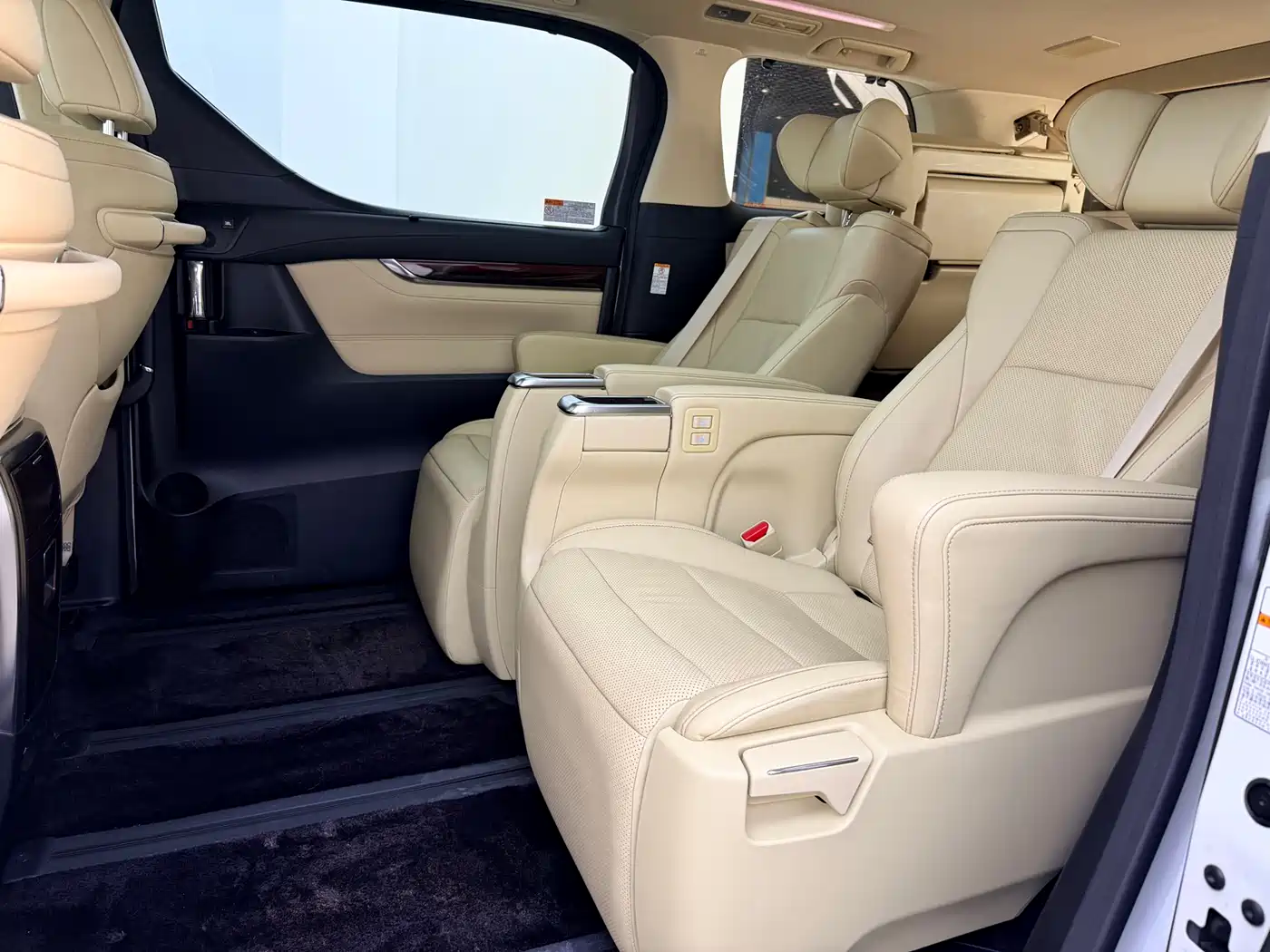 Toyota Alphard 2018 3.5L Luxury фото 9