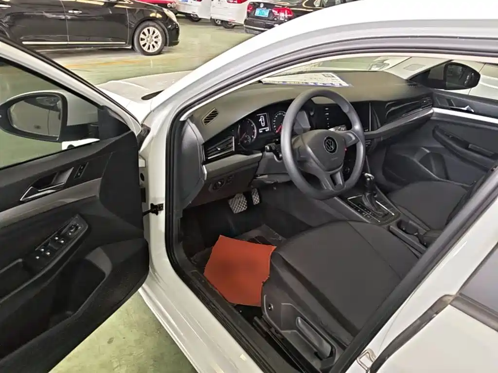 VOLKSWAGEN BORA