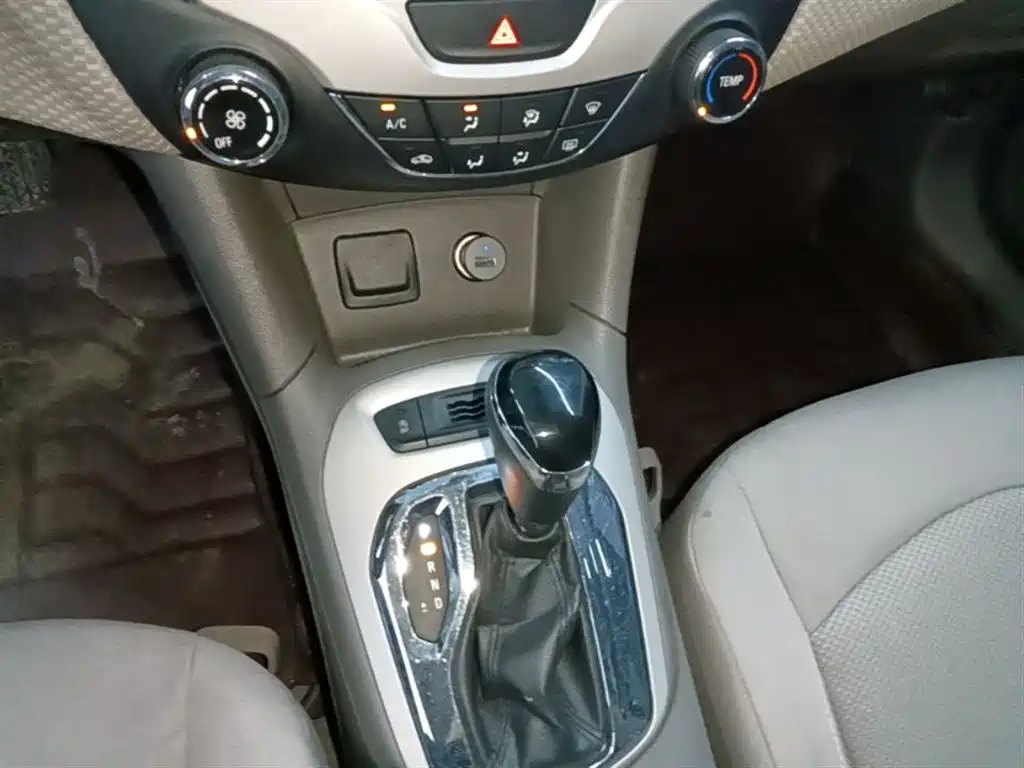 Chevrolet Cruze 2015 1.5L Automatic Fashion Navigation Edition фото 14