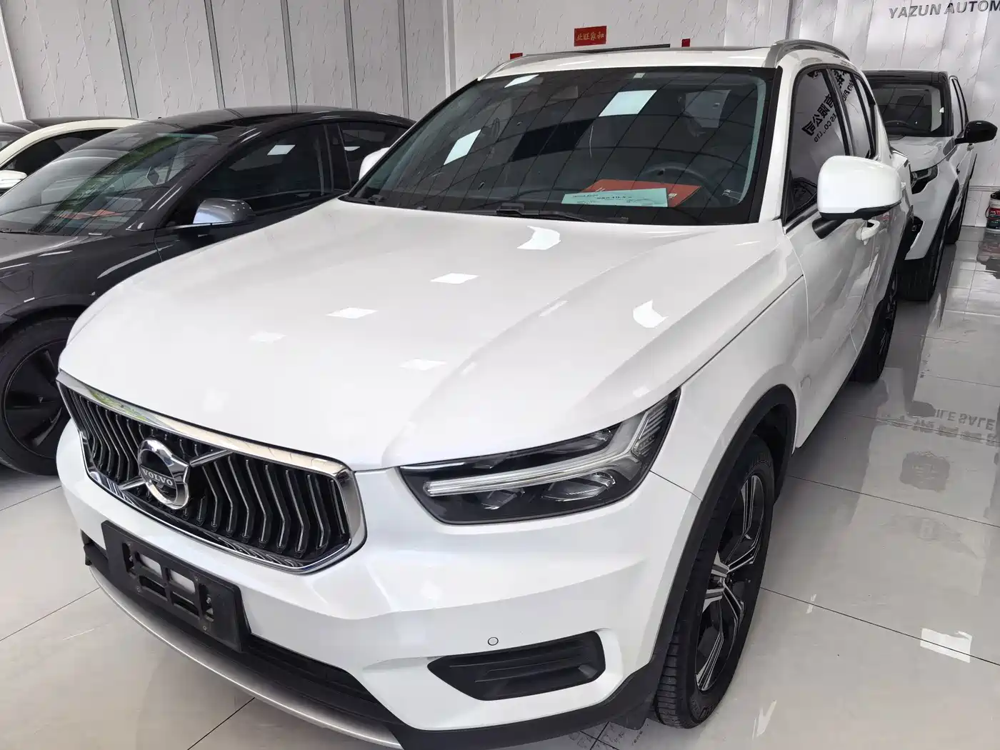 Volvo XC40 2021 2022 Model T4 AWD Smart Vision Luxury Edition
