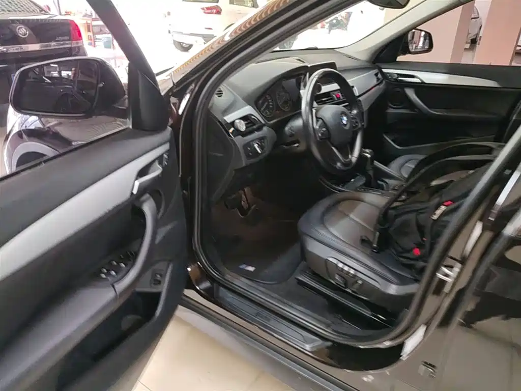 BMW X1 2016 sDrive18Li Premium Model фото 16