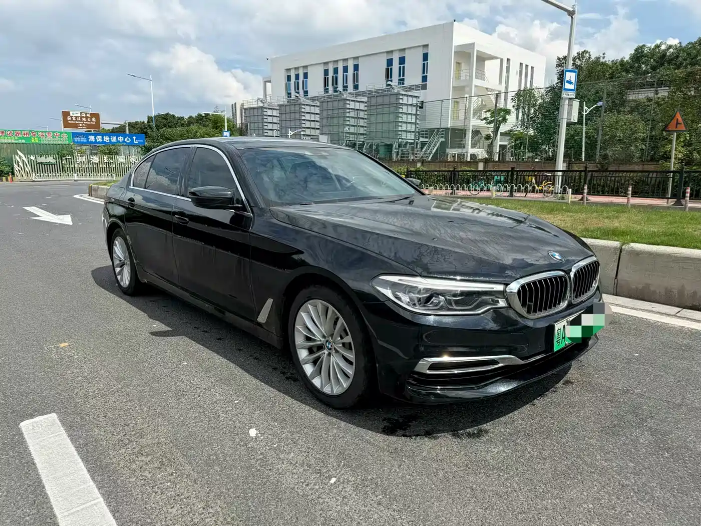 BMW 5 Series New Energy 2020 530Le Luxury Package фото 3