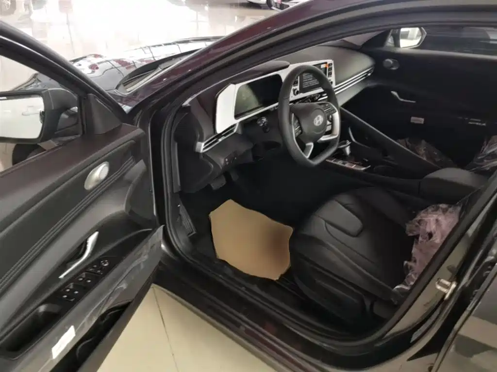 Hyundai Elantra 2023 1.5L CVT GLX Elite Edition фото 16