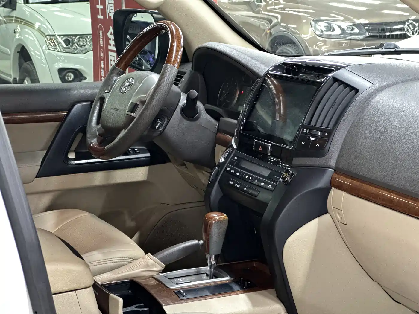 Toyota Land Cruiser (Import) 2015 4.0L V6 Middle East Low Configuration Edition фото 13