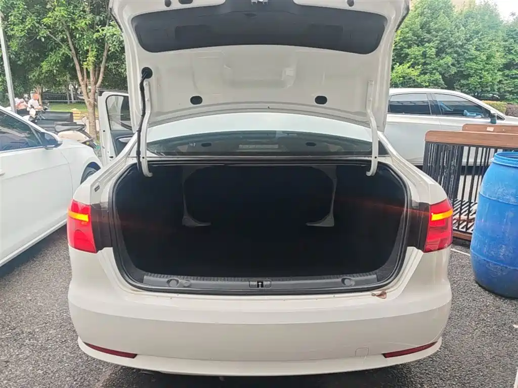 Volkswagen Lavida 2017 1.6L Automatic Comfort Edition фото 19