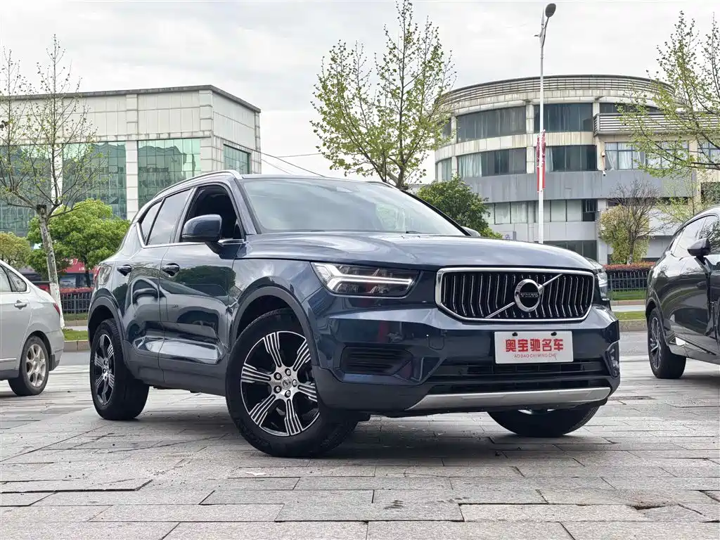 VOLVO XC40
