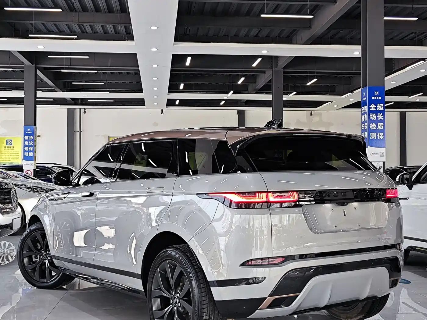 Land Rover Range Rover Evoque 2023 Range Rover Evoque L 249PS Corinthian Bronze Special Edition фото 9