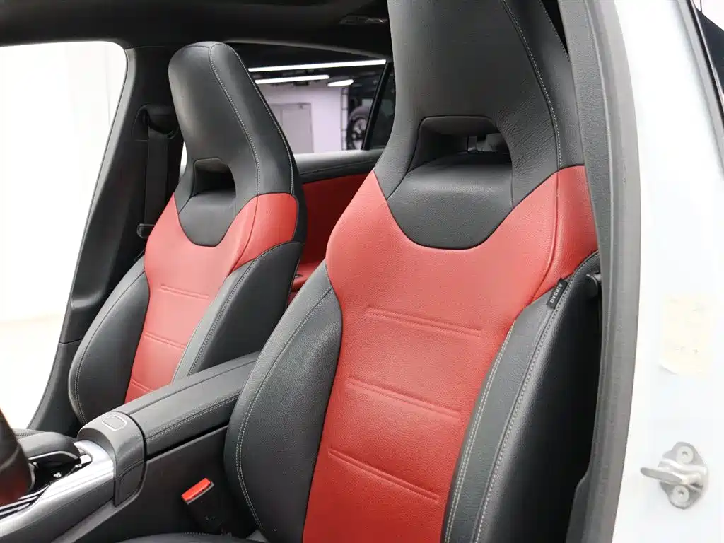 Mercedes-Benz A-Class AMG (Import) 2020 AMG A 35 4MATIC фото 3