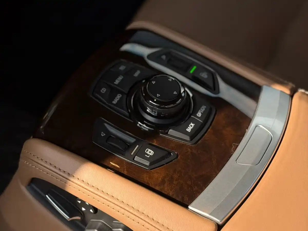 BMW 7 Series 2010 760Li фото 15
