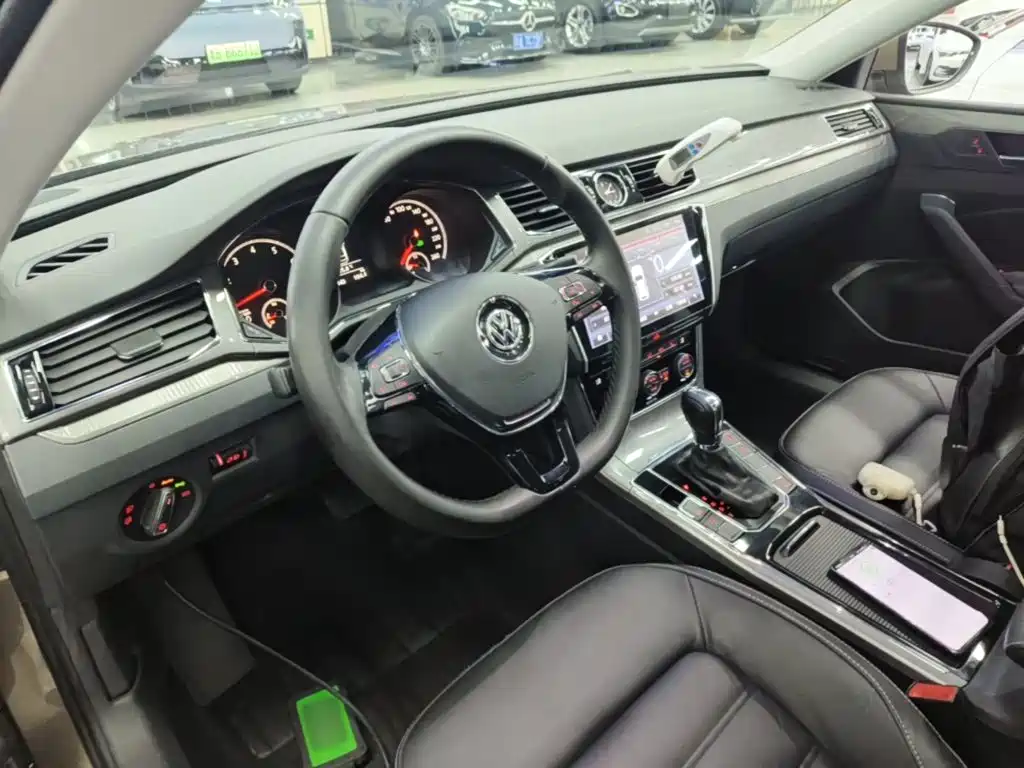 Фото 10 - Volkswagen Passat
