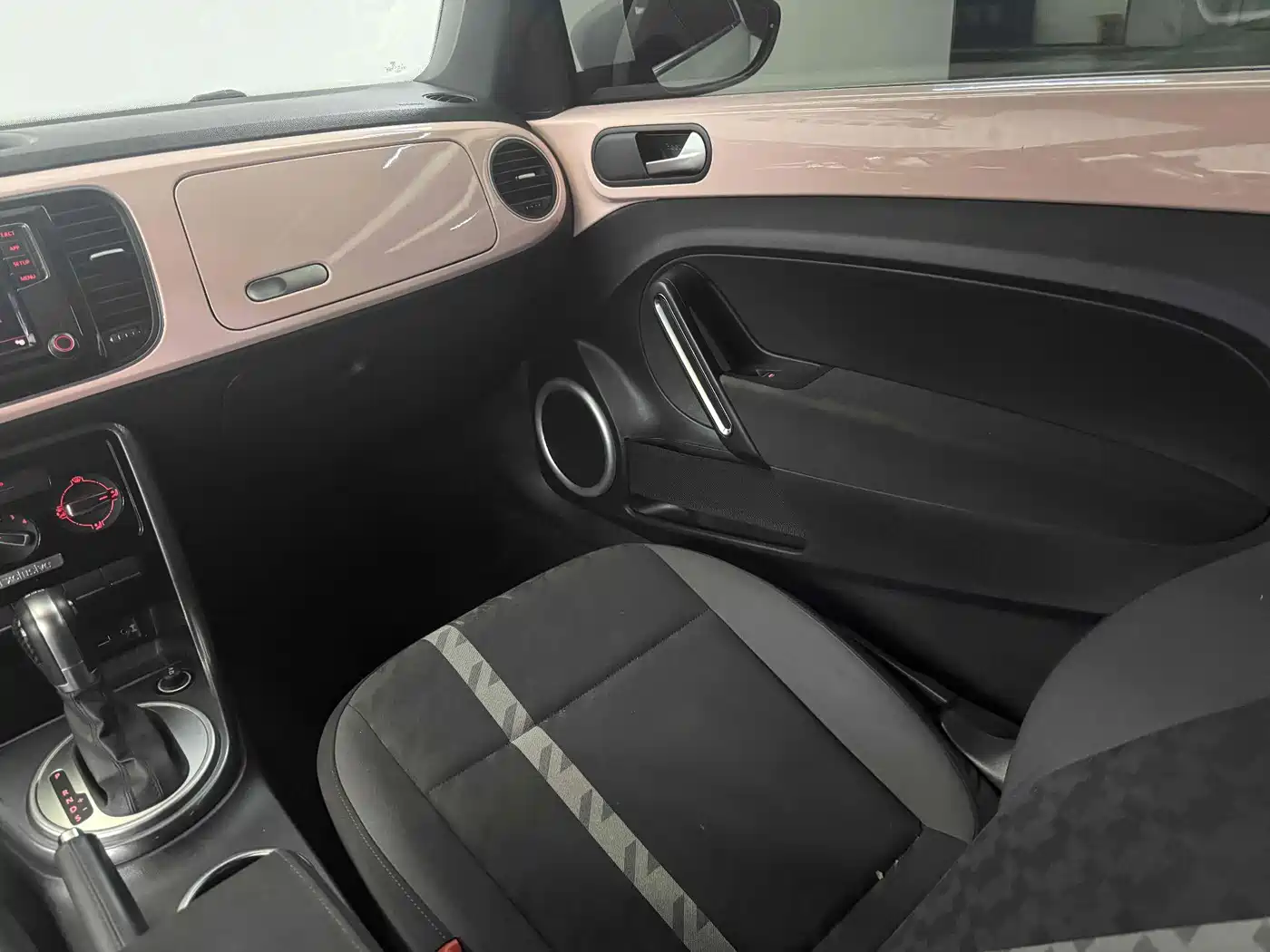 Volkswagen Beetle 2017 180TSI Enjoy фото 21