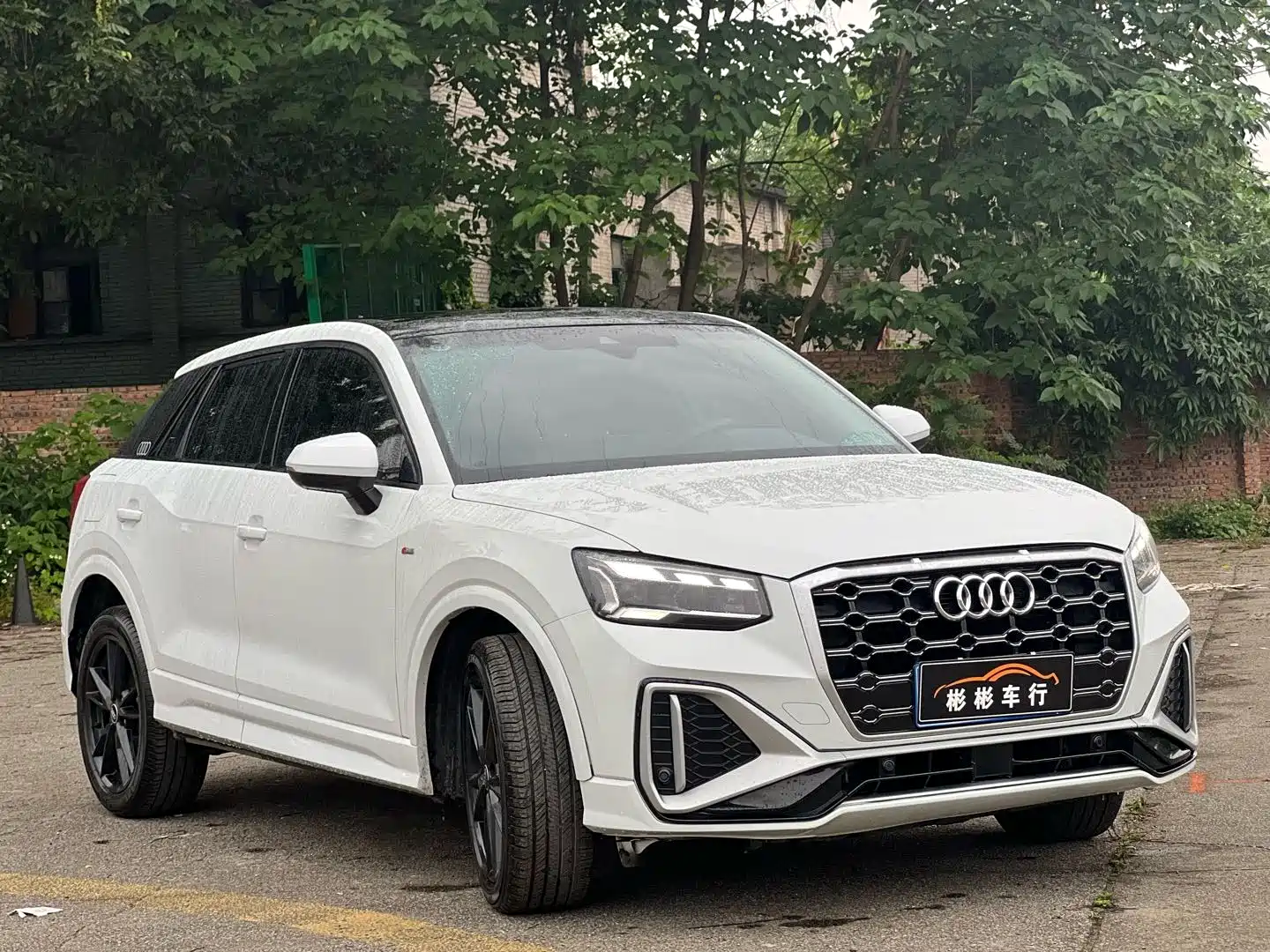 Photo 3 - Audi Q2L