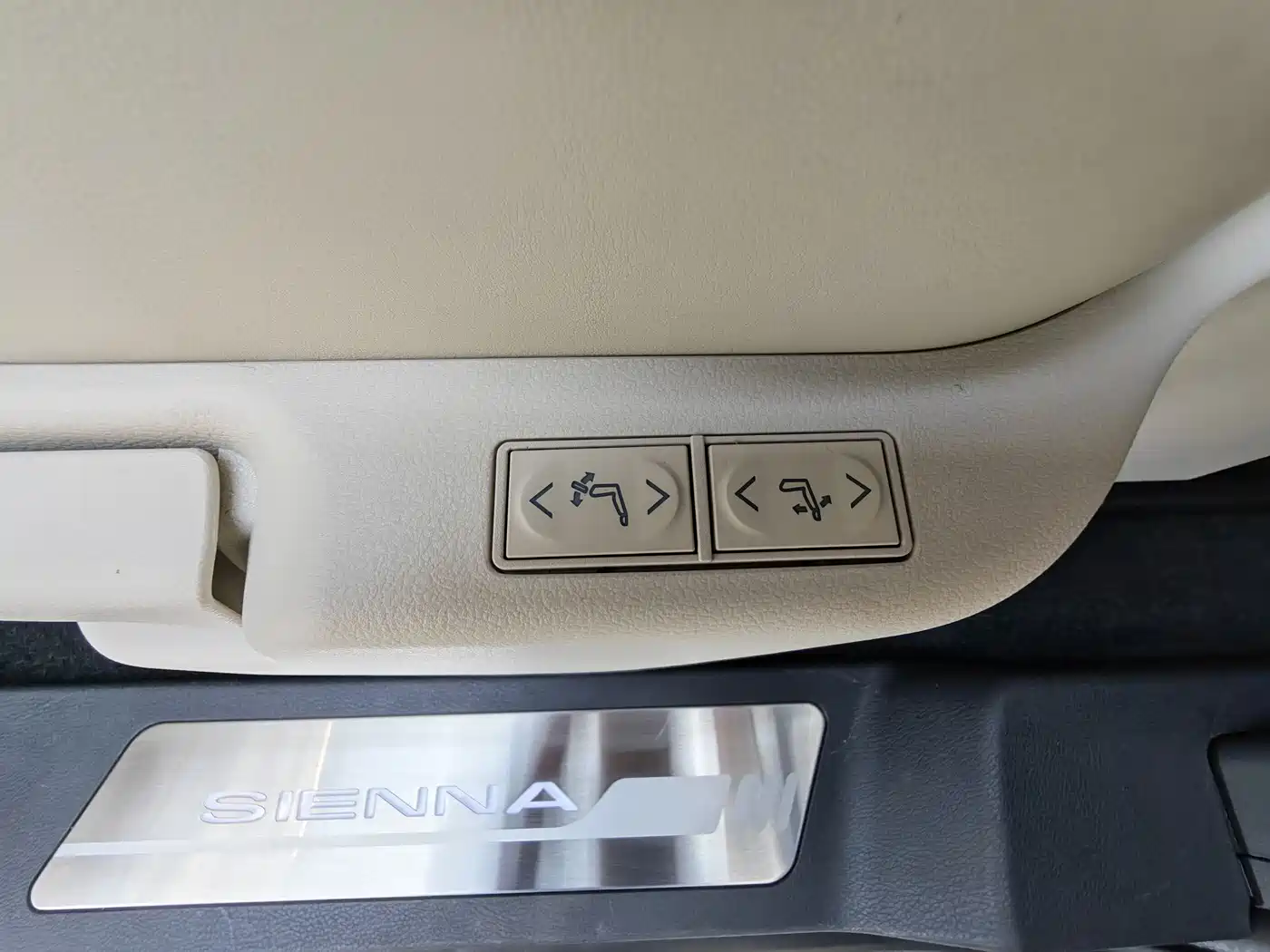 Toyota Sienna 2024 2.5L Hybrid 4WD Premium Edition фото 24