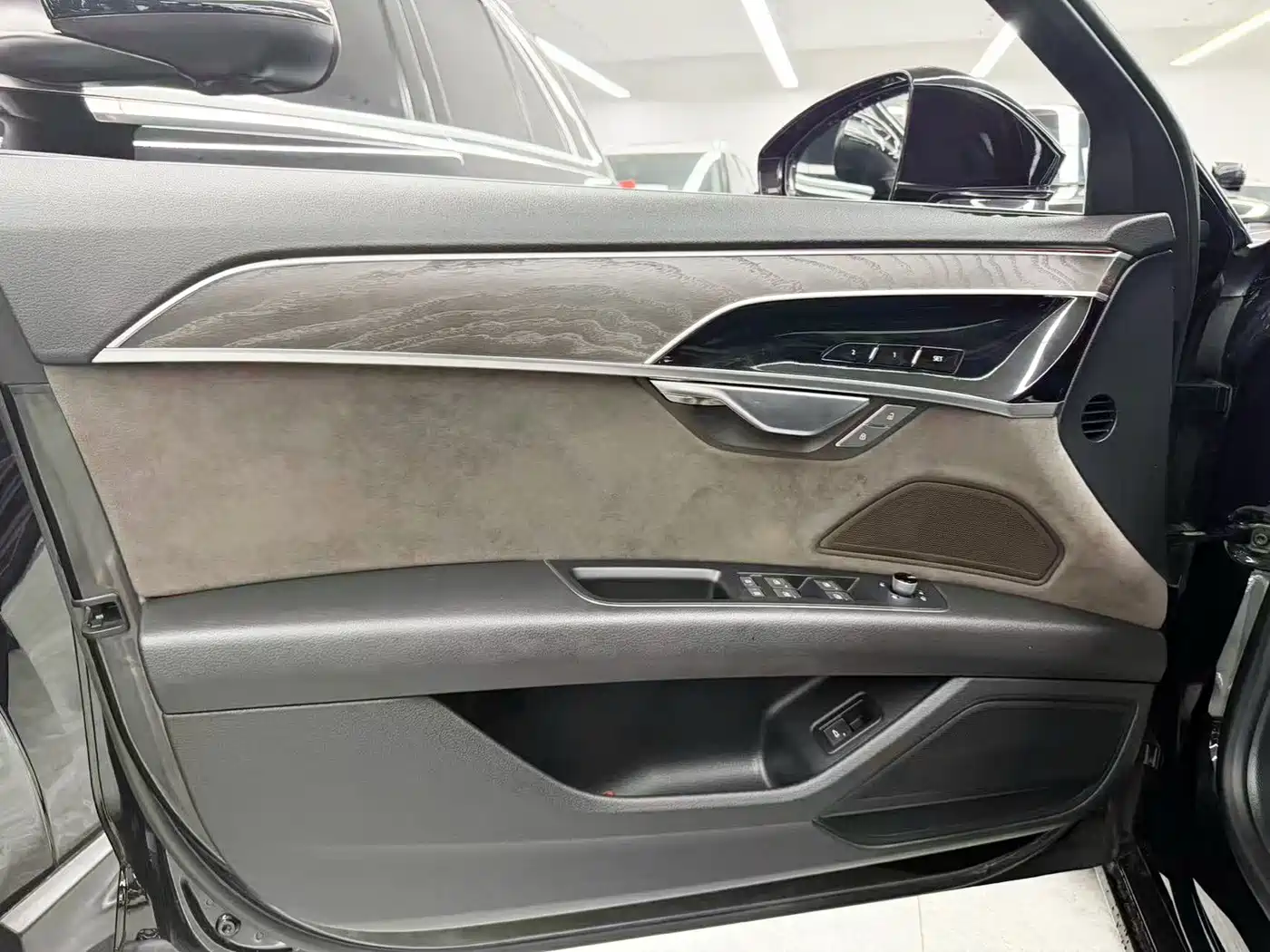 Photo 12 - Audi A8