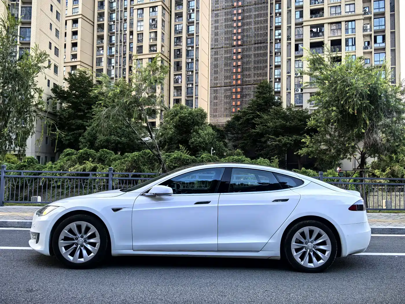 TESLA MODEL S
