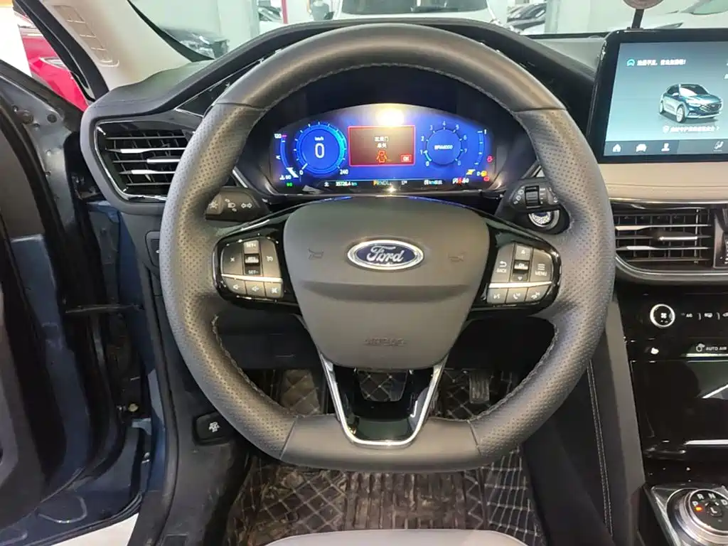Photo 11 - Ford Escape