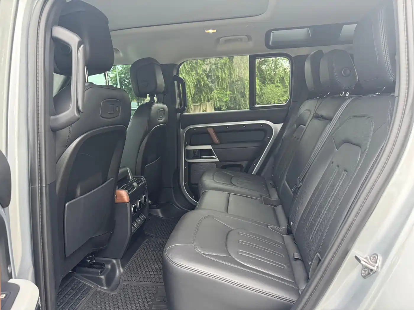 Land Rover Defender 2020 2020 110 P400 Launch Matte Silver Special Package Edition