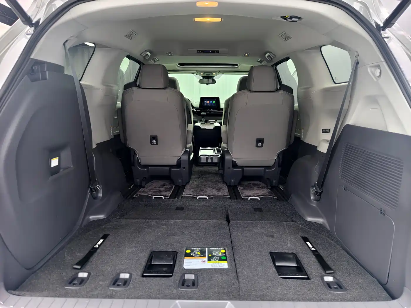 Toyota Sienna 2023 2.5L Hybrid Comfort Edition фото 24