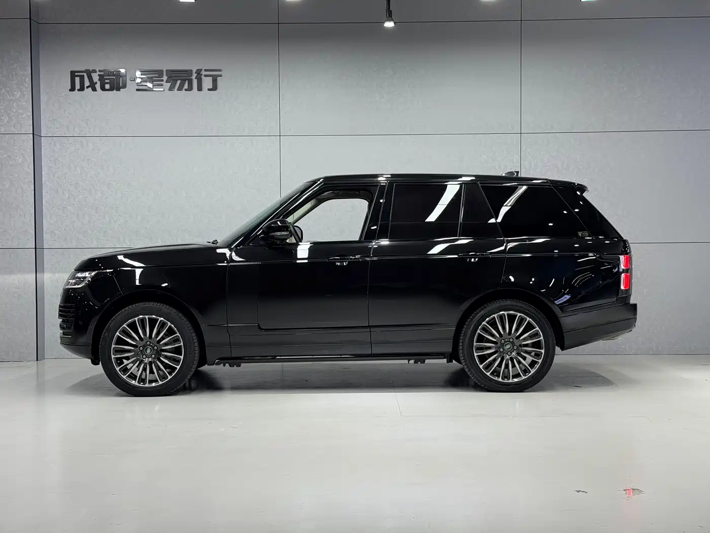 Land Rover Range Rover 2022 3.0 L6 360PS Heritage Edition фото 3