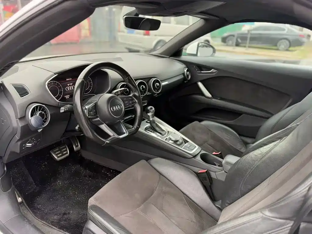 Photo 2 - Audi TT